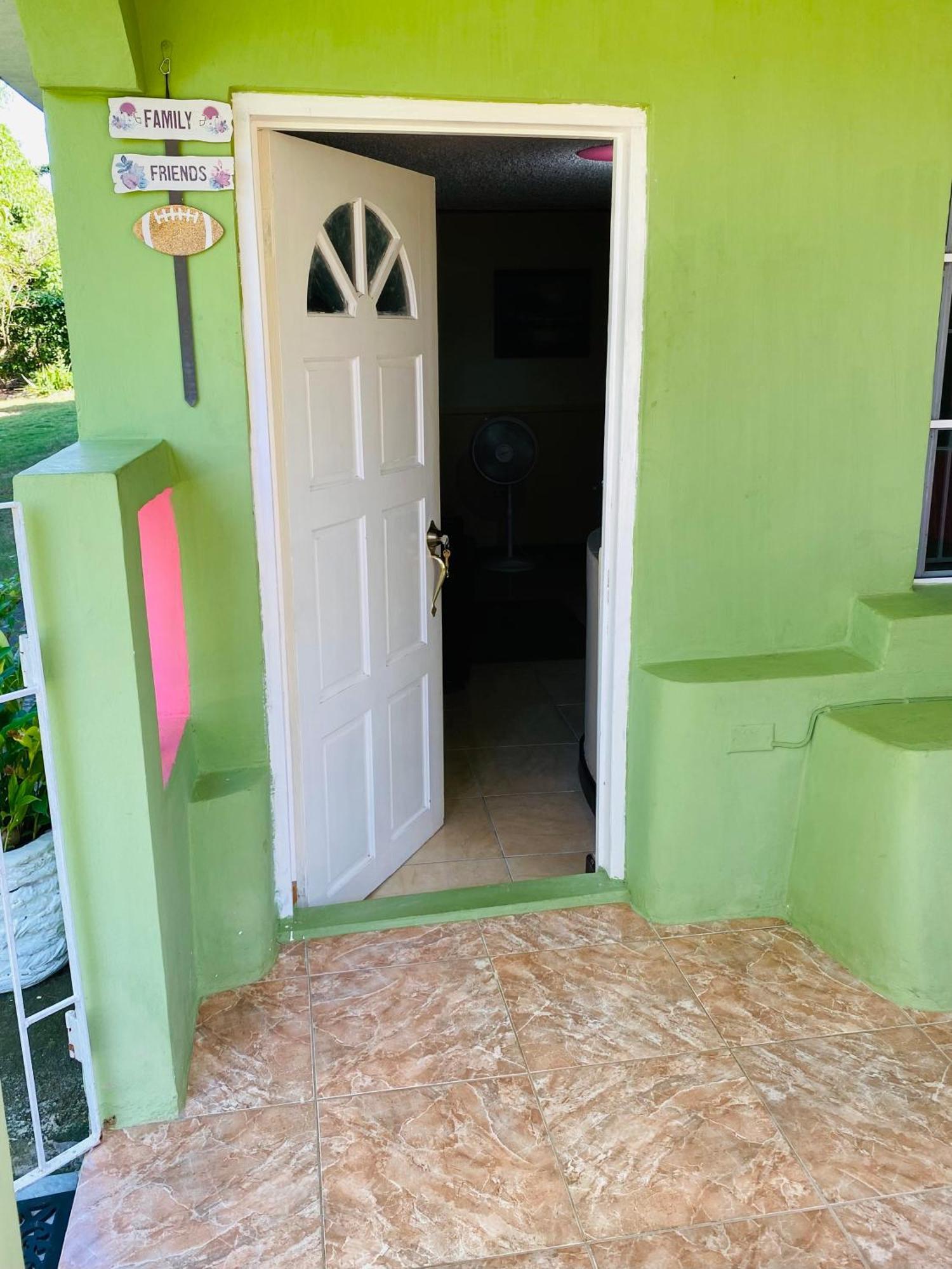 Cindy'S Garden Stay Ocho Rios Exterior photo